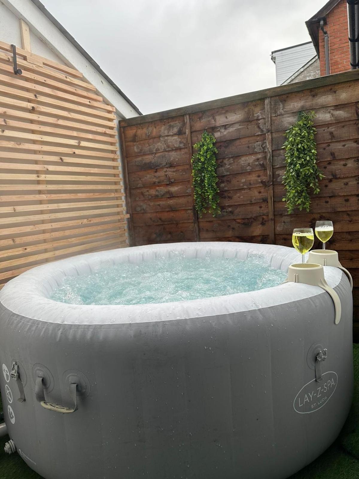 2 Bedroom Flat With Hot Tub 卡迪夫 外观 照片