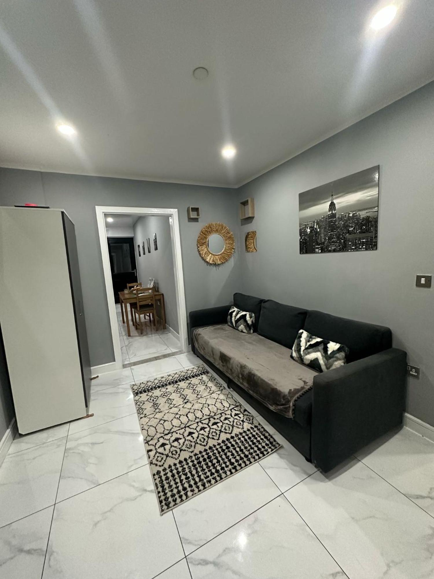 2 Bedroom Flat With Hot Tub 卡迪夫 外观 照片
