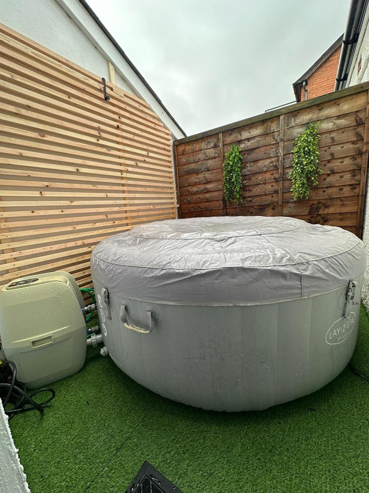 2 Bedroom Flat With Hot Tub 卡迪夫 外观 照片