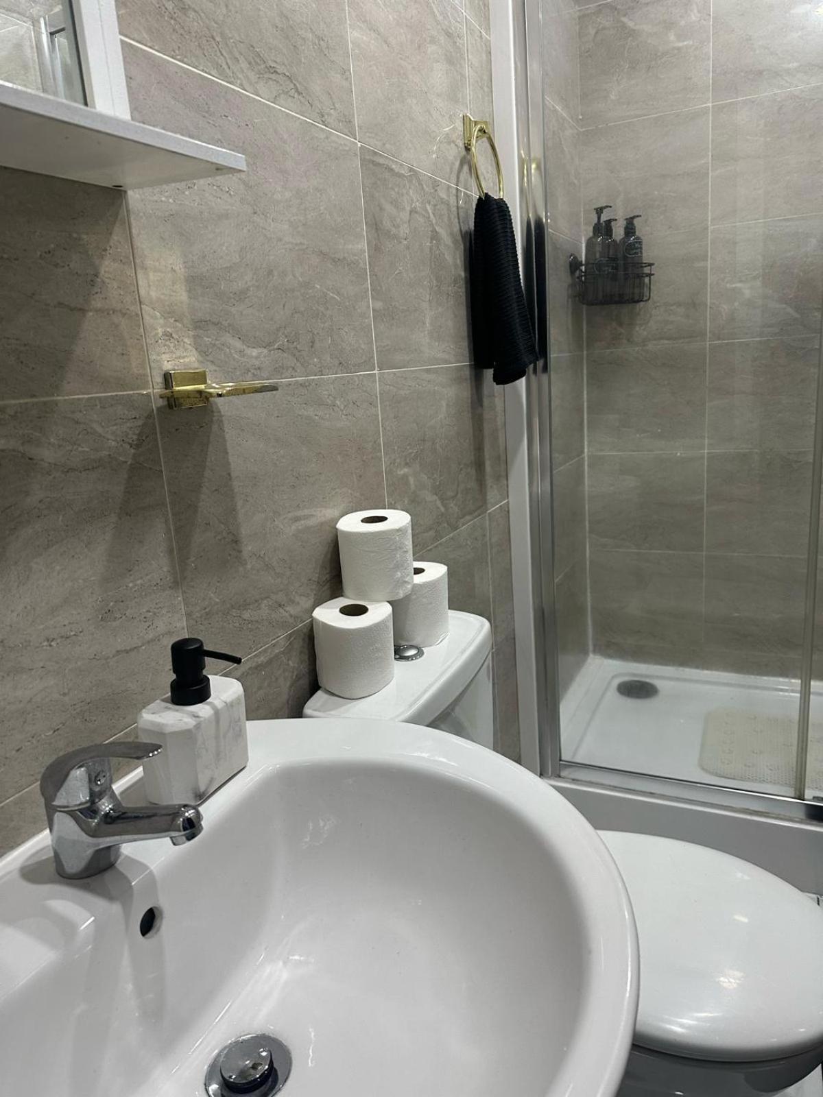 2 Bedroom Flat With Hot Tub 卡迪夫 外观 照片