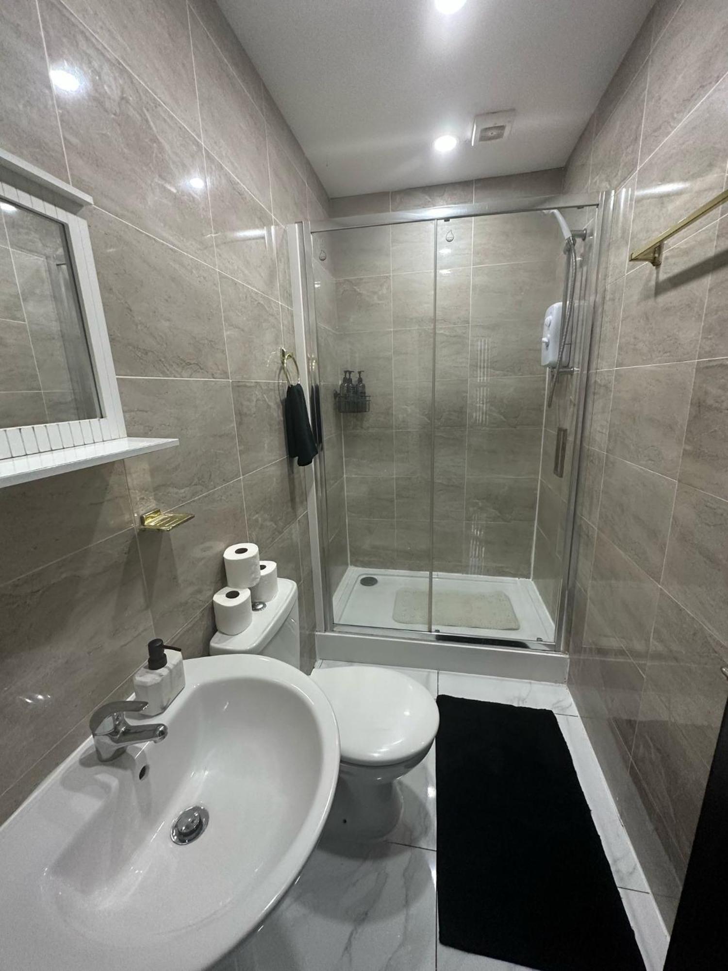 2 Bedroom Flat With Hot Tub 卡迪夫 外观 照片