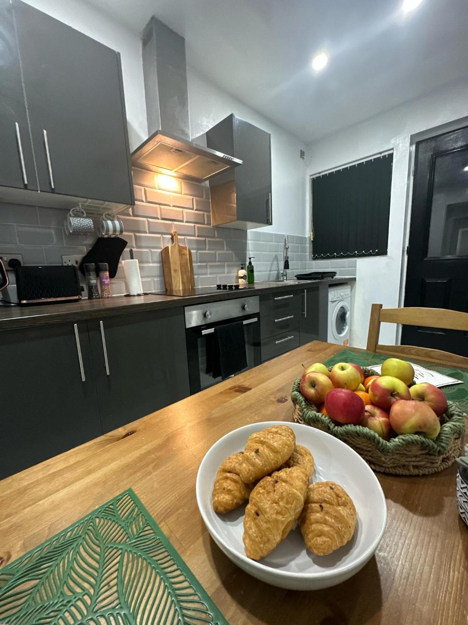 2 Bedroom Flat With Hot Tub 卡迪夫 外观 照片