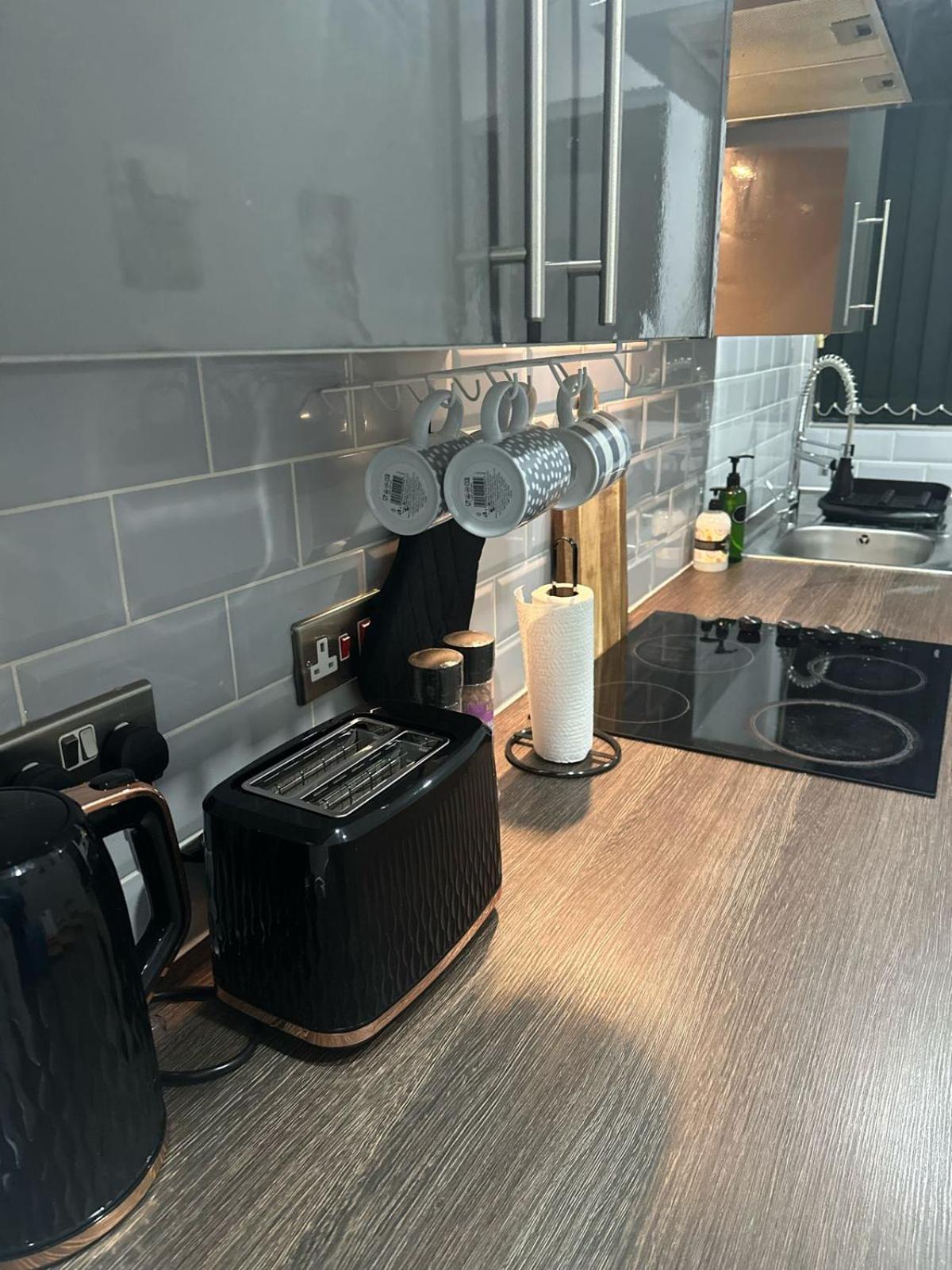 2 Bedroom Flat With Hot Tub 卡迪夫 外观 照片