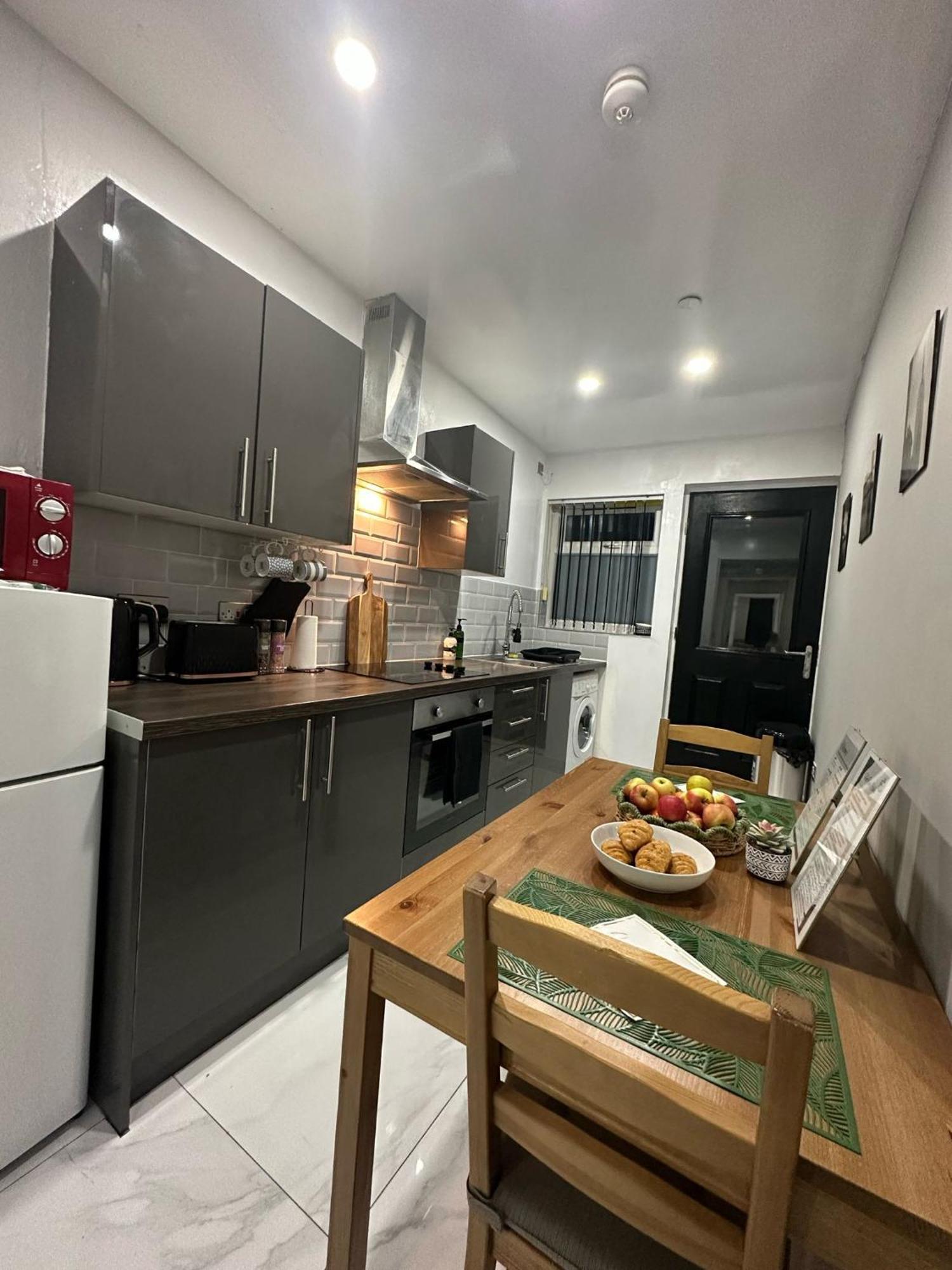 2 Bedroom Flat With Hot Tub 卡迪夫 外观 照片
