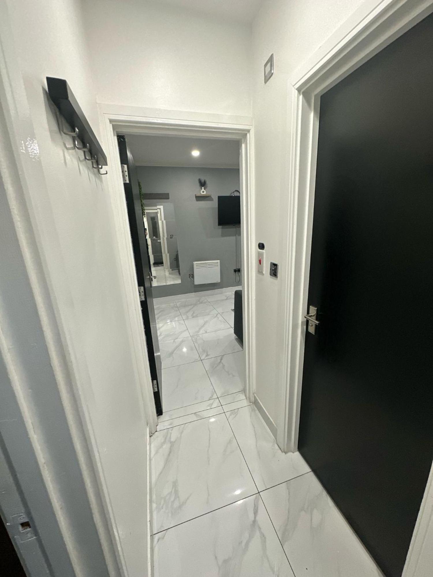 2 Bedroom Flat With Hot Tub 卡迪夫 外观 照片
