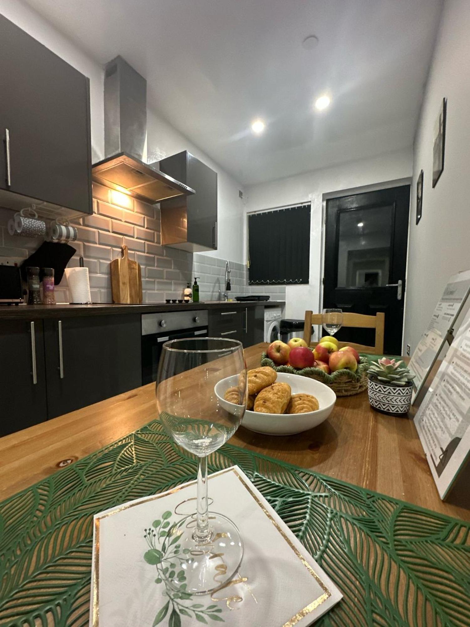 2 Bedroom Flat With Hot Tub 卡迪夫 外观 照片