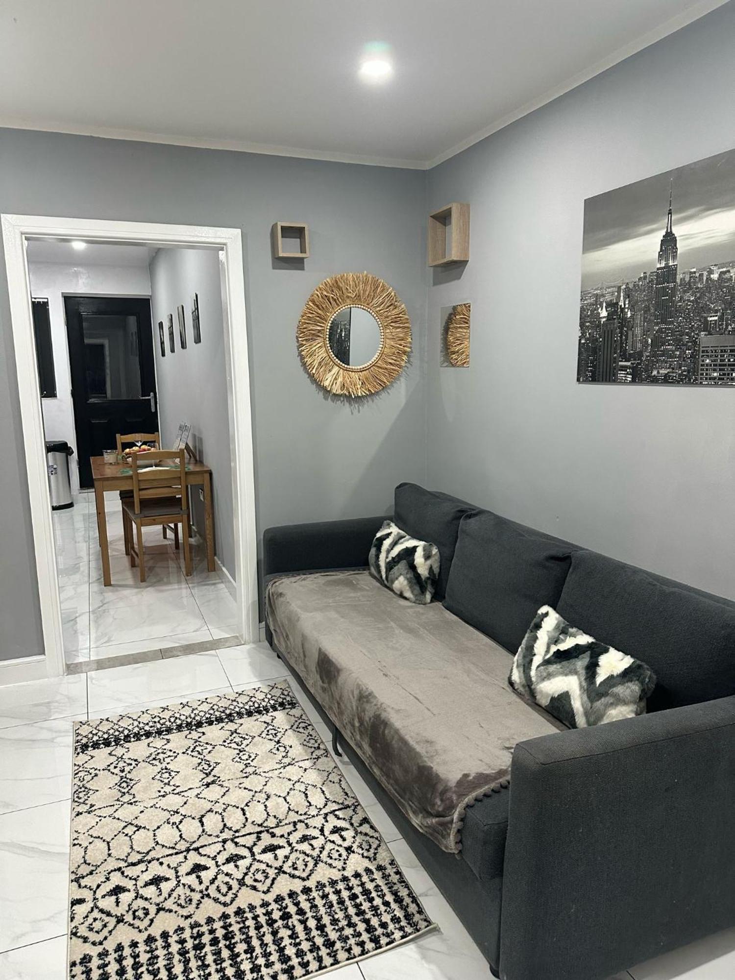 2 Bedroom Flat With Hot Tub 卡迪夫 外观 照片