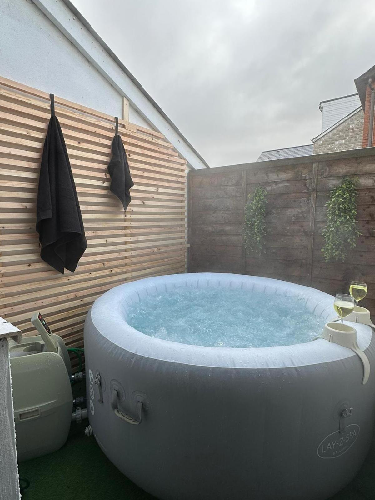 2 Bedroom Flat With Hot Tub 卡迪夫 外观 照片